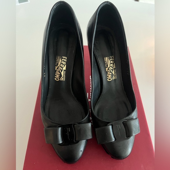123. Salvatore Ferragamo Osimo Black Heels - Picture 2 of 10